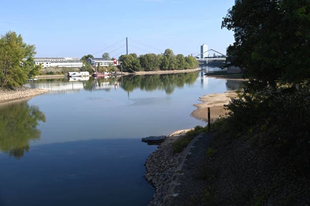 Das Niedrigwasser im Duesseldorfer Hafen hat eine grosse Sandbank freigelegt, Steine und Sand am Ufer, Hafenbecken B, Duesseldorf am 05.10.2026,