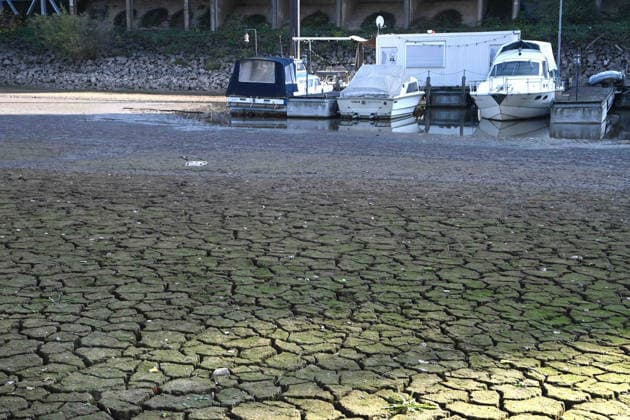 Das Niedrigwasser im Duesseldorfer Hafen hat eine grosse Sandbank freigelegt, Steine und Sand am Ufer, Hafenbecken A, Motorboote und Yachten liegen auf dem Grund, Duesseldorf am 05.10.2026,