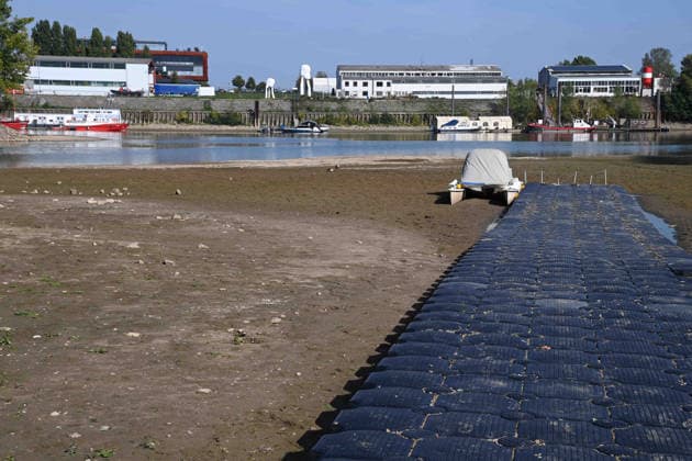 Das Niedrigwasser im Duesseldorfer Hafen hat eine grosse Sandbank freigelegt, Steine und Sand am Ufer, Hafenbecken A, auf dem Grund ein Motorboot, Katamaran, Duesseldorf am 05.10.2026,