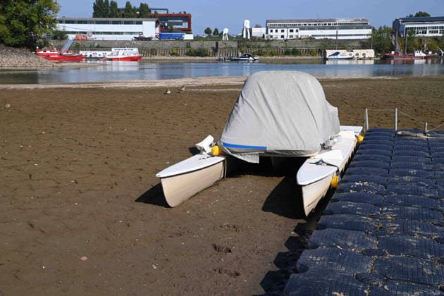 Das Niedrigwasser im Duesseldorfer Hafen hat eine grosse Sandbank freigelegt, Steine und Sand am Ufer, Hafenbecken A, auf dem Grund ein Motorboot, Katamaran, Duesseldorf am 05.10.2026,