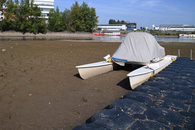 Das Niedrigwasser im Duesseldorfer Hafen hat eine grosse Sandbank freigelegt, Steine und Sand am Ufer, Hafenbecken A, auf dem Grund ein Motorboot, Katamaran, Duesseldorf am 05.10.2026,