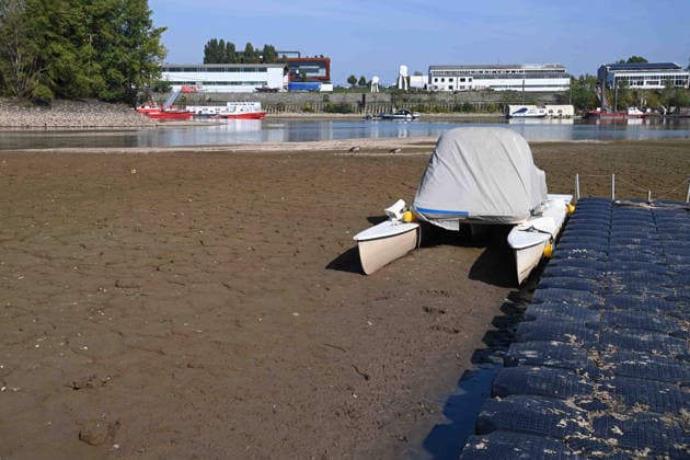 Das Niedrigwasser im Duesseldorfer Hafen hat eine grosse Sandbank freigelegt, Steine und Sand am Ufer, Hafenbecken A, auf dem Grund ein Motorboot, Katamaran, Duesseldorf am 05.10.2026,