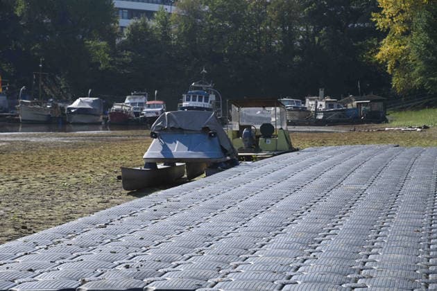 Das Niedrigwasser im Duesseldorfer Hafen hat eine grosse Sandbank freigelegt, Steine und Sand am Ufer, Hafenbecken A, Motorboote und Yachten liegen auf dem Grund, Duesseldorf am 05.10.2026,