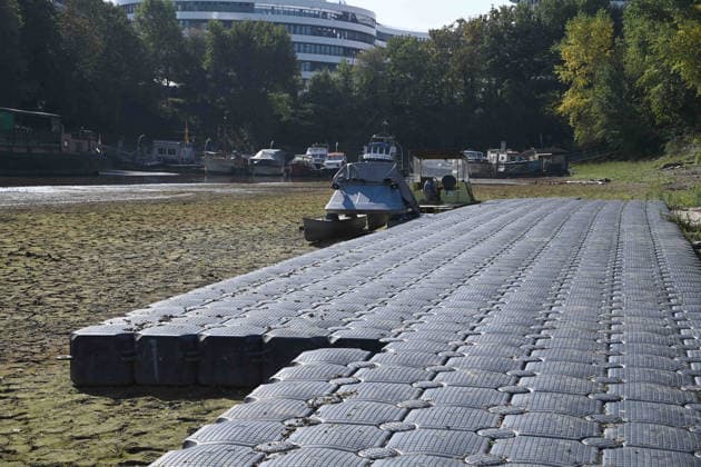 Das Niedrigwasser im Duesseldorfer Hafen hat eine grosse Sandbank freigelegt, Steine und Sand am Ufer, Hafenbecken A, Motorboote und Yachten liegen auf dem Grund, Duesseldorf am 05.10.2026,
