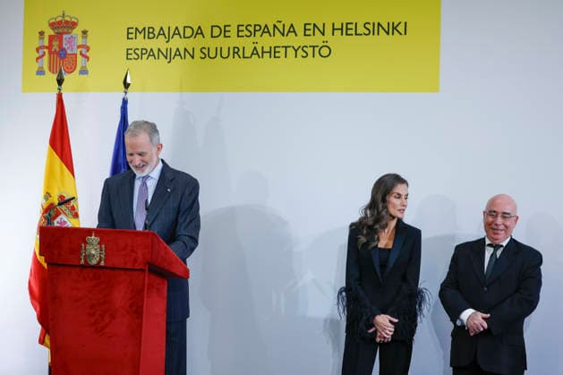 King Felipe VI (L), Queen Letizia (C) and the Spanish Ambassador to Finland Manuel Montobbio de Balanzo (R) during a reception for representatives of the Spanish community residing in Finland, at the Spanish Embassy in Helsinki, Finland, 5 October 2026. Spanish King and Queen visit Finland !ACHTUNG: NUR REDAKTIONELLE NUTZUNG!  Copyright: xJ.xJ.xGuillénx GRAF518 20261005-55021596836_1