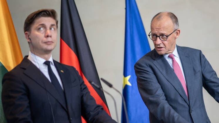 Bundeskanzler Friedrich Merz (rechts) mit seine Gast Mindaugas SinkeviÄius, Premierminister Litauen, im Bundeskanzleramt, gemeinsame Pressestatements;Bundeskanzler empfängt Premierminister der Republik Litauen im Bundeskanzleramt, Berlin Berlin Deutschland Bundeskanzleramt