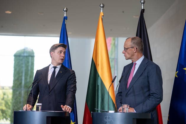 Bundeskanzler Friedrich Merz (rechts) mit seine Gast Mindaugas SinkeviÄius, Premierminister Litauen, im Bundeskanzleramt, gemeinsame Pressestatements;Bundeskanzler empfängt Premierminister der Republik Litauen im Bundeskanzleramt, Berlin Berlin Deutschland Bundeskanzleramt