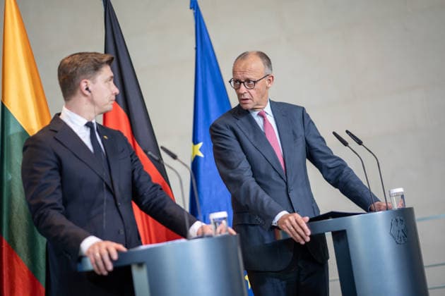 Bundeskanzler Friedrich Merz (rechts) mit seine Gast Mindaugas SinkeviÄius, Premierminister Litauen, im Bundeskanzleramt, gemeinsame Pressestatements;Bundeskanzler empfängt Premierminister der Republik Litauen im Bundeskanzleramt, Berlin Berlin Deutschland Bundeskanzleramt