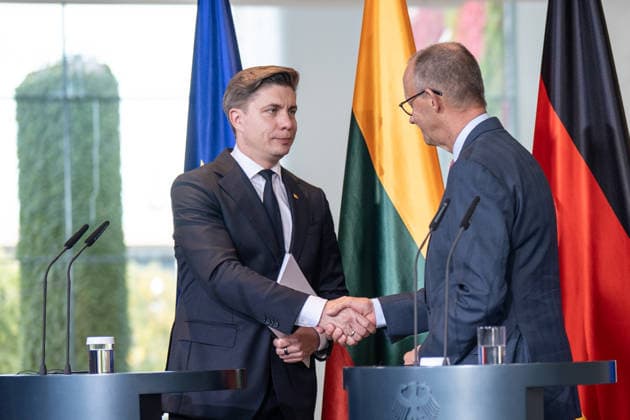 Bundeskanzler Friedrich Merz (rechts) mit seine Gast Mindaugas SinkeviÄius, Premierminister Litauen, im Bundeskanzleramt, gemeinsame Pressestatements;Bundeskanzler empfängt Premierminister der Republik Litauen im Bundeskanzleramt, Berlin Berlin Deutschland Bundeskanzleramt