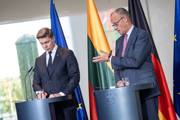 Bundeskanzler Friedrich Merz (rechts) mit seine Gast Mindaugas SinkeviÄius, Premierminister Litauen, im Bundeskanzleramt, gemeinsame Pressestatements;Bundeskanzler empfängt Premierminister der Republik Litauen im Bundeskanzleramt, Berlin Berlin Deutschland Bundeskanzleramt