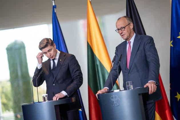 Bundeskanzler Friedrich Merz (rechts) mit seine Gast Mindaugas SinkeviÄius, Premierminister Litauen, im Bundeskanzleramt, gemeinsame Pressestatements;Bundeskanzler empfängt Premierminister der Republik Litauen im Bundeskanzleramt, Berlin Berlin Deutschland Bundeskanzleramt