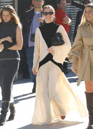 Zoey Deutch at the Zimmermann Women s Ready-to-Wear Spring Summer 2027 Collection fashion show during Paris Fashion Week on October 5, 2026. Christophe Aubert, Bestimage. Celebrities at the Zimmermann Women s Ready-to-Wear Spring Summer 2027 Collection fashion show during Paris Fashion Week, on October 5, 2026, Paris, France  Copyright: xChristophexAubertx xBestimagexChristophexAubertx xBestimagex