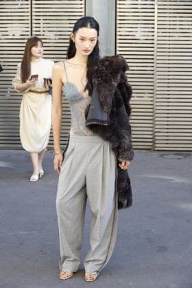 Guan Ziyun at the Zimmermann Women s Ready-to-Wear Spring Summer 2027 Collection fashion show during Paris Fashion Week on October 5, 2026. Christophe Aubert, Bestimage. Celebrities at the Zimmermann Women s Ready-to-Wear Spring Summer 2027 Collection fashion show during Paris Fashion Week, October 5, 2026, Paris, France  Copyright: xChristophexAubertx xBestimagexChristophexAubertx xBestimagex