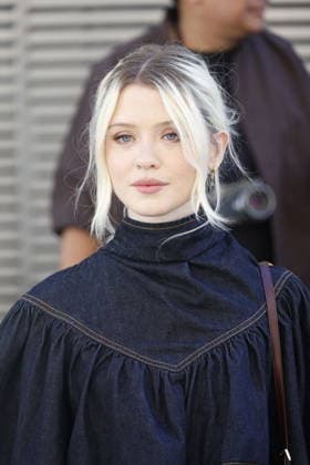 Maisie Peters at the Zimmermann Women s Ready-to-Wear Spring Summer 2027 Collection fashion show during Paris Fashion Week on October 5, 2026. Christophe Aubert, Bestimage. Celebrities at the Zimmermann Women s Ready-to-Wear Spring Summer 2027 Collection fashion show during Paris Fashion Week, October 5, 2026, Paris, France  Copyright: xChristophexAubertx xBestimagexChristophexAubertx xBestimagex