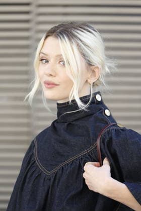Maisie Peters at the Zimmermann Women s Ready-to-Wear Spring Summer 2027 Collection fashion show during Paris Fashion Week on October 5, 2026. Christophe Aubert, Bestimage. Celebrities at the Zimmermann Women s Ready-to-Wear Spring Summer 2027 Collection fashion show during Paris Fashion Week, October 5, 2026, Paris, France  Copyright: xChristophexAubertx xBestimagexChristophexAubertx xBestimagex