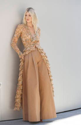 Devon Windsor at the Zimmermann Women’s Ready-to-Wear Spring Summer 2027 Collection fashion show during Paris Fashion Week on October 5, 2026. Christophe Aubert, Bestimage. Celebrities at the Zimmermann Women’s Ready-to-Wear Spring Summer 2027 Collection fashion show during Paris Fashion Week, October 5, 2026, Paris, France  Copyright: xChristophexAubertx xBestimagexChristophexAubertx xBestimagex