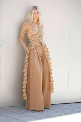 Devon Windsor at the Zimmermann Women’s Ready-to-Wear Spring Summer 2027 Collection fashion show during Paris Fashion Week on October 5, 2026. Christophe Aubert, Bestimage. Celebrities at the Zimmermann Women’s Ready-to-Wear Spring Summer 2027 Collection fashion show during Paris Fashion Week, October 5, 2026, Paris, France  Copyright: xChristophexAubertx xBestimagexChristophexAubertx xBestimagex