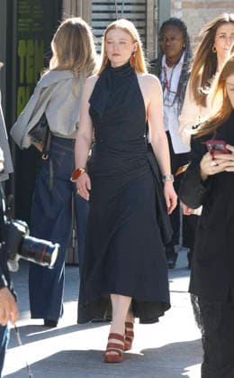 Sarah Snook at the Zimmermann Women s Ready-to-Wear Spring Summer 2027 Collection fashion show during Paris Fashion Week on October 5, 2026. Christophe Aubert, Bestimage. Celebrities at the Zimmermann Women s Ready-to-Wear Spring Summer 2027 Collection fashion show during Paris Fashion Week, October 5, 2026, Paris, France  Copyright: xChristophexAubertx xBestimagexChristophexAubertx xBestimagex