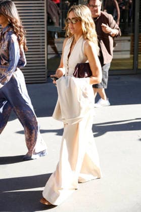 Jessica Alba at the Zimmermann Women s Ready-to-Wear Spring Summer 2027 Collection fashion show during Paris Fashion Week on October 5, 2026. Christophe Aubert, Bestimage. Celebrities at the Zimmermann Women s Ready-to-Wear Spring Summer 2027 Collection fashion show during Paris Fashion Week, October 5, 2026, Paris, France  Copyright: xChristophexAubertx xBestimagexChristophexAubertx xBestimagex