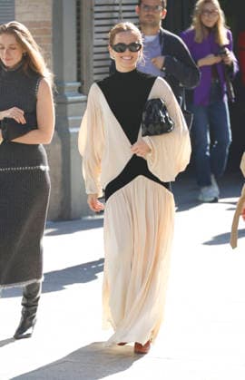 Zoey Deutch at the Zimmermann Women s Ready-to-Wear Spring Summer 2027 Collection fashion show during Paris Fashion Week on October 5, 2026. Christophe Aubert, Bestimage. Celebrities at the Zimmermann Women s Ready-to-Wear Spring Summer 2027 Collection fashion show during Paris Fashion Week, on October 5, 2026, Paris, France  Copyright: xChristophexAubertx xBestimagexChristophexAubertx xBestimagex
