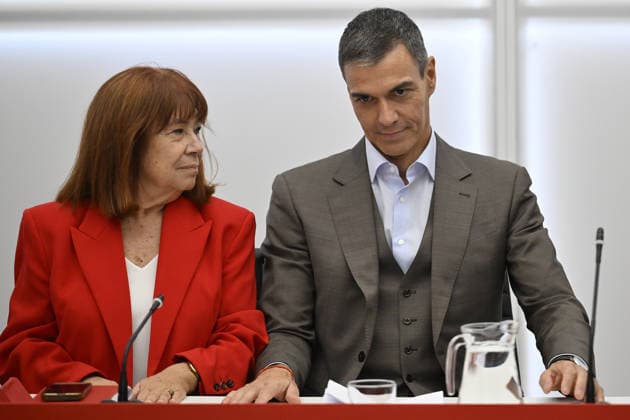Spanish Prime Minister Pedro Sanchez announces early elections for November 29 MADRID, SPAIN - OCTOBER 05: Spanish Prime Minister Pedro Sanchez (C) leads a meeting of the Federal Executive Board of the Spanish Socialist Workers Party (PSOE) at the party s headquarters in Madrid, Spain on October 05, 2026, following the decision to hold early general elections. Burak Akbulut Anadolu Madrid Spain. Editorial use only. Please get in touch for any other usage.  Copyright: x2026xAnadoluxBurakxAkbulutx