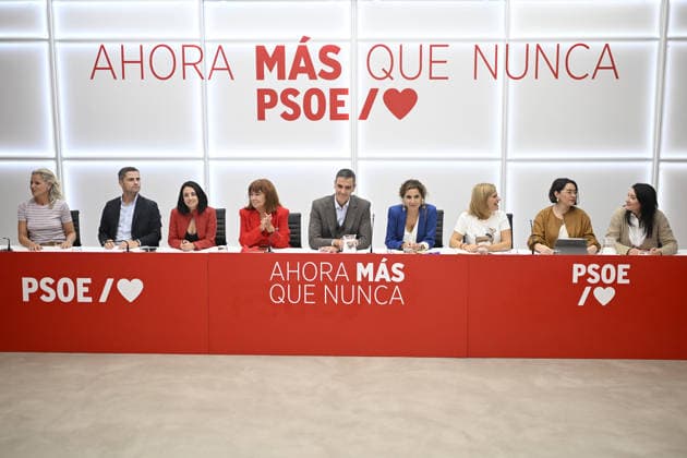 Spanish Prime Minister Pedro Sanchez announces early elections for November 29 MADRID, SPAIN - OCTOBER 05: Spanish Prime Minister Pedro Sanchez (C) leads a meeting of the Federal Executive Board of the Spanish Socialist Workers Party (PSOE) at the party s headquarters in Madrid, Spain on October 05, 2026, following the decision to hold early general elections. Burak Akbulut Anadolu Madrid Spain. Editorial use only. Please get in touch for any other usage.  Copyright: x2026xAnadoluxBurakxAkbulutx
