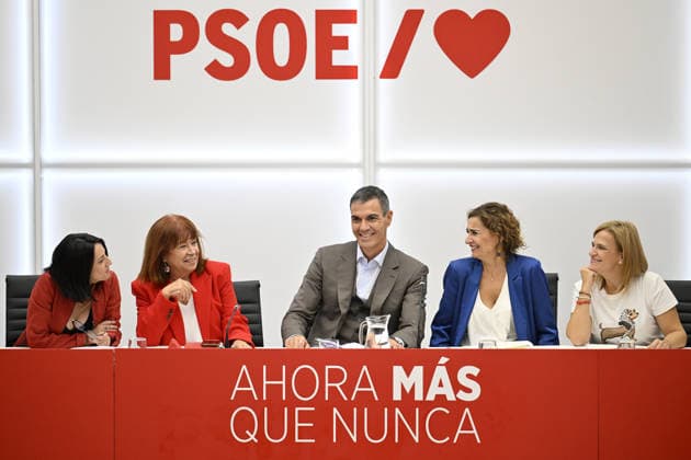 Spanish Prime Minister Pedro Sanchez announces early elections for November 29 MADRID, SPAIN - OCTOBER 05: Spanish Prime Minister Pedro Sanchez (C) leads a meeting of the Federal Executive Board of the Spanish Socialist Workers Party (PSOE) at the party s headquarters in Madrid, Spain on October 05, 2026, following the decision to hold early general elections. Burak Akbulut Anadolu Madrid Spain. Editorial use only. Please get in touch for any other usage.  Copyright: x2026xAnadoluxBurakxAkbulutx
