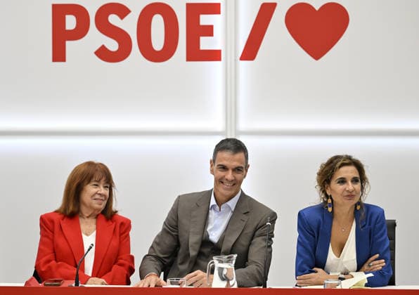 Spanish Prime Minister Pedro Sanchez announces early elections for November 29 MADRID, SPAIN - OCTOBER 05: Spanish Prime Minister Pedro Sanchez (C) leads a meeting of the Federal Executive Board of the Spanish Socialist Workers Party (PSOE) at the party s headquarters in Madrid, Spain on October 05, 2026, following the decision to hold early general elections. Burak Akbulut Anadolu Madrid Spain. Editorial use only. Please get in touch for any other usage.  Copyright: x2026xAnadoluxBurakxAkbulutx