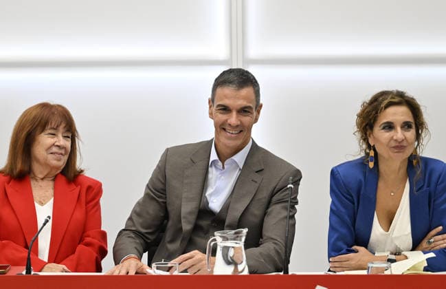 Spanish Prime Minister Pedro Sanchez announces early elections for November 29 MADRID, SPAIN - OCTOBER 05: Spanish Prime Minister Pedro Sanchez (C) leads a meeting of the Federal Executive Board of the Spanish Socialist Workers Party (PSOE) at the party s headquarters in Madrid, Spain on October 05, 2026, following the decision to hold early general elections. Burak Akbulut Anadolu Madrid Spain. Editorial use only. Please get in touch for any other usage.  Copyright: x2026xAnadoluxBurakxAkbulutx