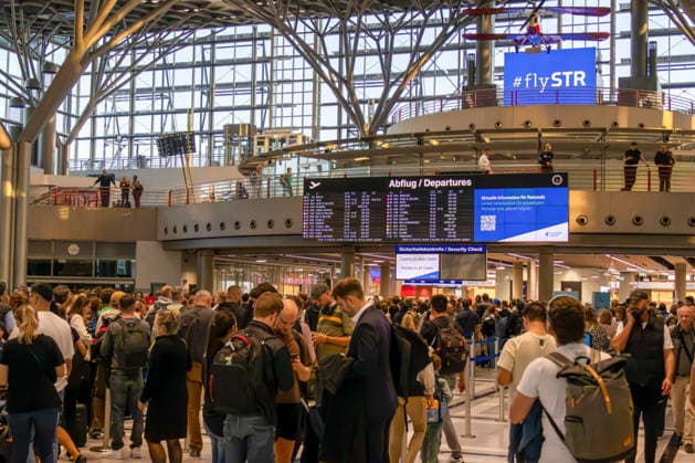 Stuttgart: Polizeieinsatz am Flughafen Terminals geräumt un, Wegen eines polizeilichen Einsatzes am Flughafen Stuttgart sind die Terminals am Montag geräumt worden. Nach Angaben der Bundespolizei wurde auch der Flugverkehr vorübergehend eingestellt. Dadurch kommt es aktuell zu erheblichen Einschränkungen am Stuttgart Airport. Weitere Details zum Hintergrund des Einsatzes sind zunächst nicht bekannt. Stuttgart Baden-Württemberg Deutschland Stuttgart