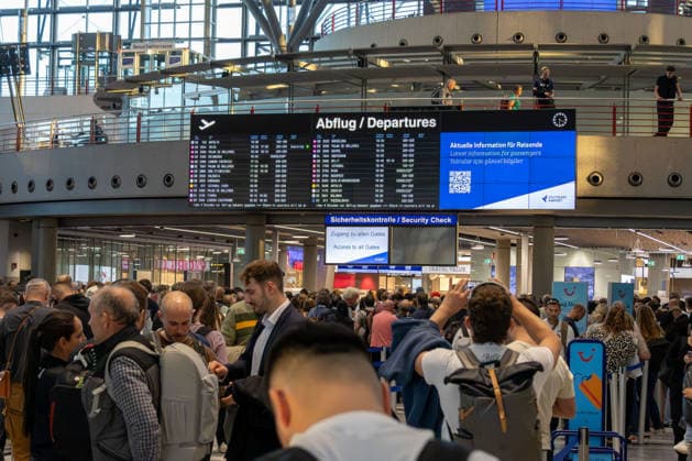 Stuttgart: Polizeieinsatz am Flughafen Terminals geräumt un, Wegen eines polizeilichen Einsatzes am Flughafen Stuttgart sind die Terminals am Montag geräumt worden. Nach Angaben der Bundespolizei wurde auch der Flugverkehr vorübergehend eingestellt. Dadurch kommt es aktuell zu erheblichen Einschränkungen am Stuttgart Airport. Weitere Details zum Hintergrund des Einsatzes sind zunächst nicht bekannt. Stuttgart Baden-Württemberg Deutschland Stuttgart