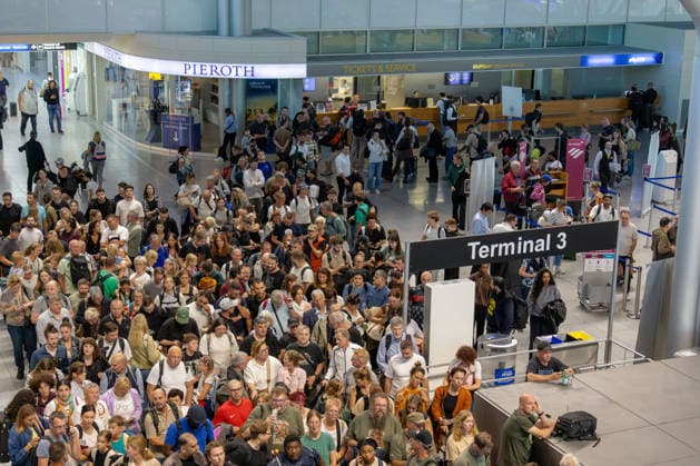 Stuttgart: Polizeieinsatz am Flughafen Terminals geräumt un, Wegen eines polizeilichen Einsatzes am Flughafen Stuttgart sind die Terminals am Montag geräumt worden. Nach Angaben der Bundespolizei wurde auch der Flugverkehr vorübergehend eingestellt. Dadurch kommt es aktuell zu erheblichen Einschränkungen am Stuttgart Airport. Weitere Details zum Hintergrund des Einsatzes sind zunächst nicht bekannt. Stuttgart Baden-Württemberg Deutschland Stuttgart