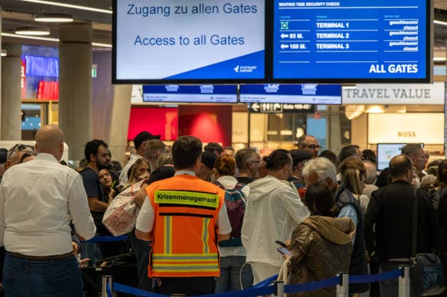 Stuttgart: Polizeieinsatz am Flughafen Terminals geräumt un, Wegen eines polizeilichen Einsatzes am Flughafen Stuttgart sind die Terminals am Montag geräumt worden. Nach Angaben der Bundespolizei wurde auch der Flugverkehr vorübergehend eingestellt. Dadurch kommt es aktuell zu erheblichen Einschränkungen am Stuttgart Airport. Weitere Details zum Hintergrund des Einsatzes sind zunächst nicht bekannt. Stuttgart Baden-Württemberg Deutschland Stuttgart
