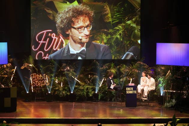 FIRST STEPS 2026 Moderator:innen Malaya Maximilian und Laudatio: Karl Schirnhofer Preisverleihung auf der Buehne bei der FIRST STEPS 2026 Verleihung im Theater des Westens in Berlin Copyright: xEventpressxFuhrx
