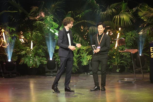 FIRST STEPS 2026 Laudatio: Karl Schirnhofer und Gewinner Kurzfilm Gewinnerfilm: BAN DAL von Hae-Sup Sin Preisverleihung auf der Buehne bei der FIRST STEPS 2026 Verleihung im Theater des Westens in Berlin Copyright: xEventpressxFuhrx