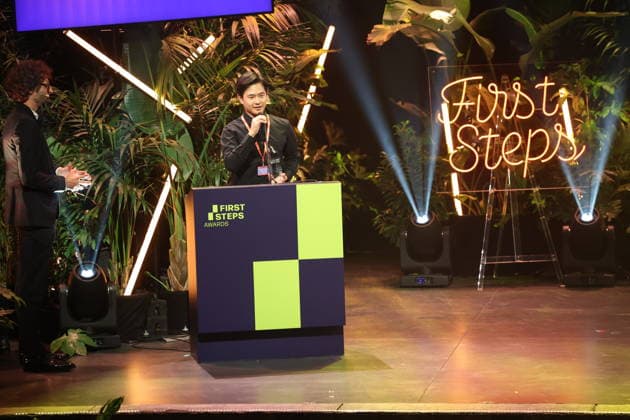 FIRST STEPS 2026 Laudatio: Karl Schirnhofer und Gewinner Kurzfilm Gewinnerfilm: BAN DAL von Hae-Sup Sin Preisverleihung auf der Buehne bei der FIRST STEPS 2026 Verleihung im Theater des Westens in Berlin Copyright: xEventpressxFuhrx