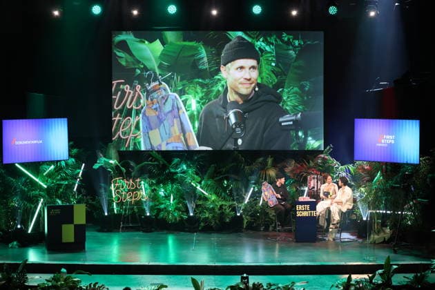 FIRST STEPS 2026 Moderator:innen Malaya Maximilian und Dokumentarfilm Laudatio: Hans Block Preisverleihung auf der Buehne bei der FIRST STEPS 2026 Verleihung im Theater des Westens in Berlin Copyright: xEventpressxFuhrx