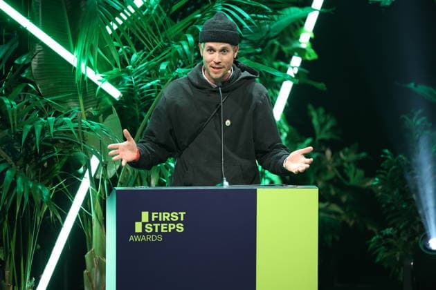 FIRST STEPS 2026 Dokumentarfilm Laudatio: Hans Block Preisverleihung auf der Buehne bei der FIRST STEPS 2026 Verleihung im Theater des Westens in Berlin Copyright: xEventpressxFuhrx