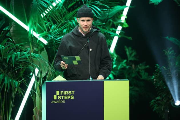 FIRST STEPS 2026 Dokumentarfilm Laudatio: Hans Block Preisverleihung auf der Buehne bei der FIRST STEPS 2026 Verleihung im Theater des Westens in Berlin Copyright: xEventpressxFuhrx