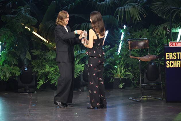 FIRST STEPS 2026 Big Audience Award Laudatio: Magdalena Prosteder und Big Audience Award: Gewinnerbuch: OPERATION OBERLAND von Patricia SchuÌˆtz Preisverleihung auf der Buehne bei der FIRST STEPS 2026 Verleihung im Theater des Westens in Berlin Copyright: xEventpressxFuhrx