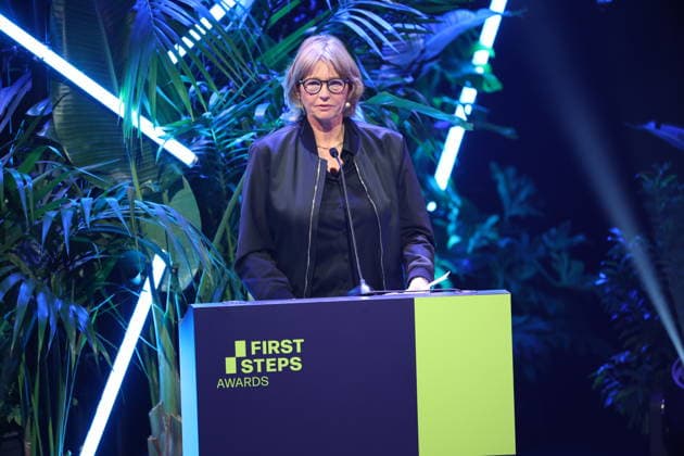 FIRST STEPS 2026 Michael Ballhaus Preis Laudatio: Bella Halben Preisverleihung auf der Buehne bei der FIRST STEPS 2026 Verleihung im Theater des Westens in Berlin Copyright: xEventpressxFuhrx