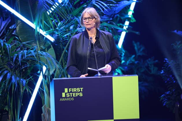 FIRST STEPS 2026 Michael Ballhaus Preis Laudatio: Bella Halben Preisverleihung auf der Buehne bei der FIRST STEPS 2026 Verleihung im Theater des Westens in Berlin Copyright: xEventpressxFuhrx