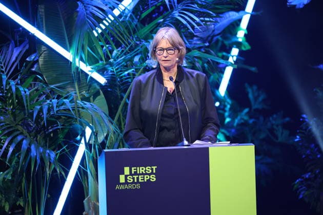 FIRST STEPS 2026 Michael Ballhaus Preis Laudatio: Bella Halben Preisverleihung auf der Buehne bei der FIRST STEPS 2026 Verleihung im Theater des Westens in Berlin Copyright: xEventpressxFuhrx