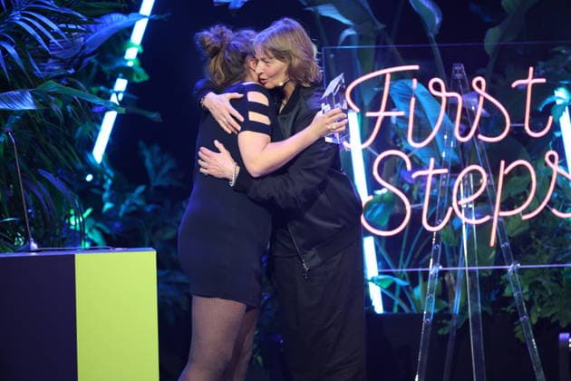 FIRST STEPS 2026 Michael Ballhaus Preis Laudatio: Bella Halben und Michael Ballhaus Preis: Gewinnerfilm: RUN ME WILD, Kamera: Lea Dähne Preisverleihung auf der Buehne bei der FIRST STEPS 2026 Verleihung im Theater des Westens in Berlin Copyright: xEventpressxFuhrx