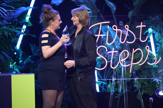 FIRST STEPS 2026 Michael Ballhaus Preis Laudatio: Bella Halben und Michael Ballhaus Preis: Gewinnerfilm: RUN ME WILD, Kamera: Lea Dähne Preisverleihung auf der Buehne bei der FIRST STEPS 2026 Verleihung im Theater des Westens in Berlin Copyright: xEventpressxFuhrx