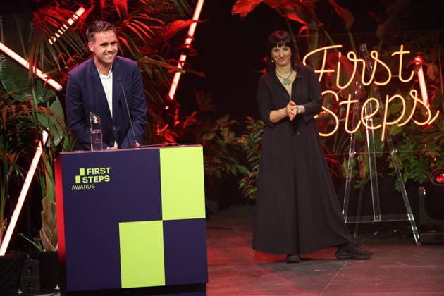 FIRST STEPS 2026 No Fear Bernd Eichinger Award Laudatio: Ira Tondowski und No Fear Bernd Eichinger Award Gewinnerfilm: VOM BÖSEN BLICK, Produktion: Justus Hagemann Preisverleihung auf der Buehne bei der FIRST STEPS 2026 Verleihung im Theater des Westens in Berlin Copyright: xEventpressxFuhrx