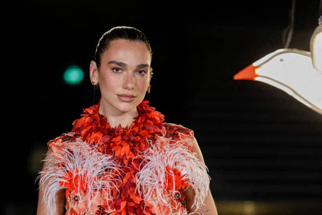 Dua Lipa at the photocall for the Chanel Spring Summer 2027 Women’s Ready-to-Wear Collection show during Paris Fashion Week (PFW) at the Grand Palais in Paris, France, on October 5, 2026. Olivier Borde, Bestimage. Photocall at the Chanel Women’s Ready-to-Wear Spring Summer 2027 show as part of Paris Fashion Week on October 5, 2026, in Paris, France. Paris, France  Copyright: xOLIVIERxBORDEx xBESTIMAGExOLIVIERxBORDEx xBESTIMAGEx