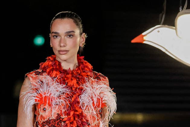 Dua Lipa at the photocall for the Chanel Spring Summer 2027 Women s Ready-to-Wear Collection show during Paris Fashion Week (PFW) at the Grand Palais in Paris, France, on October 5, 2026. Olivier Borde, Bestimage. Photocall at the Chanel Women’s Ready-to-Wear Spring Summer 2027 show as part of Paris Fashion Week on October 5, 2026, in Paris, France. Paris, France  Copyright: xOLIVIERxBORDEx xBESTIMAGExOLIVIERxBORDEx xBESTIMAGEx