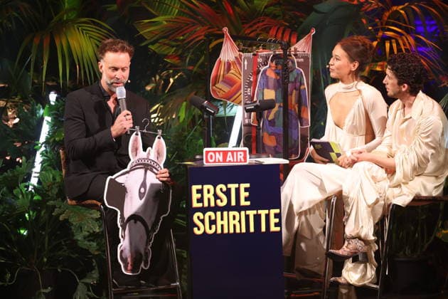 FIRST STEPS 2026 Moderator:innen Malaya Maximilian und Mittellanger Spielfilm Laudatio: Erik Schmitt Preisverleihung auf der Buehne bei der FIRST STEPS 2026 Verleihung im Theater des Westens in Berlin Copyright: xEventpressxFuhrx