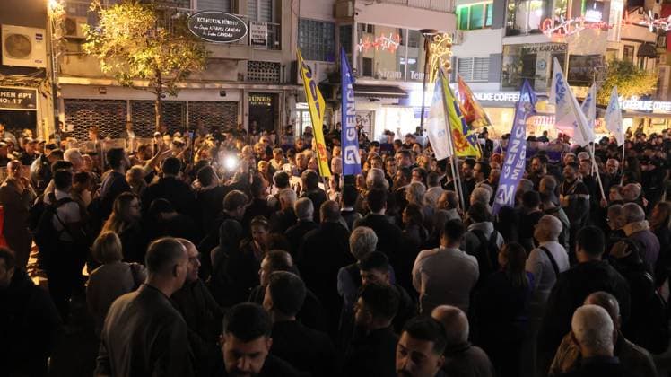 Police block protest march over political defections in Izmir IZMIR, TURKEY, OCTOBER 5, 2026: Police officers block demonstrators during a protest organized by the Izmir Labor and Democracy Forces on Cyprus Martyrs Street against the transfer of elected mayors to the ruling AKP and amid claims that Izmir Mayor Cemil Tugay could also join the party. After negotiations with police, demonstrators proceeded toward the Turkan Saylan Cultural Center under restrictions on banners and slogans, where the Izmir Bar Association issued a statement criticizing political party defections and their impact on voters electoral choices. Ä°zmir Türkiye Copyright: x xTurgayxKilicx xJNAxPressx